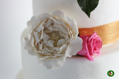 wedding-cake-with-edible-lace-peony-close-up-3